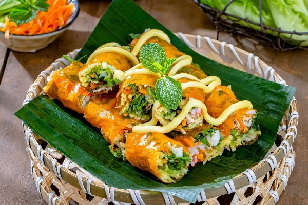 DELICIOUS FRESH ROLLING DISHES WITH A VIETNAMESE WHITE TRANSLUCENT RICE PAPER