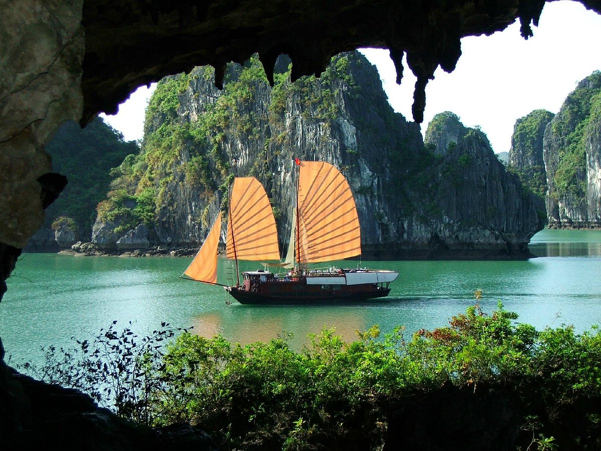 HA LONG BAY IS ON 100 TOP DESTINATIONS SHOULD COME IN LIFETIME